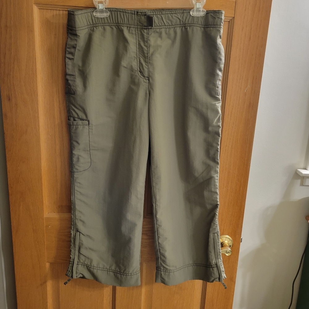Eddie Bauer Green Capris Lightweight Casual Wear